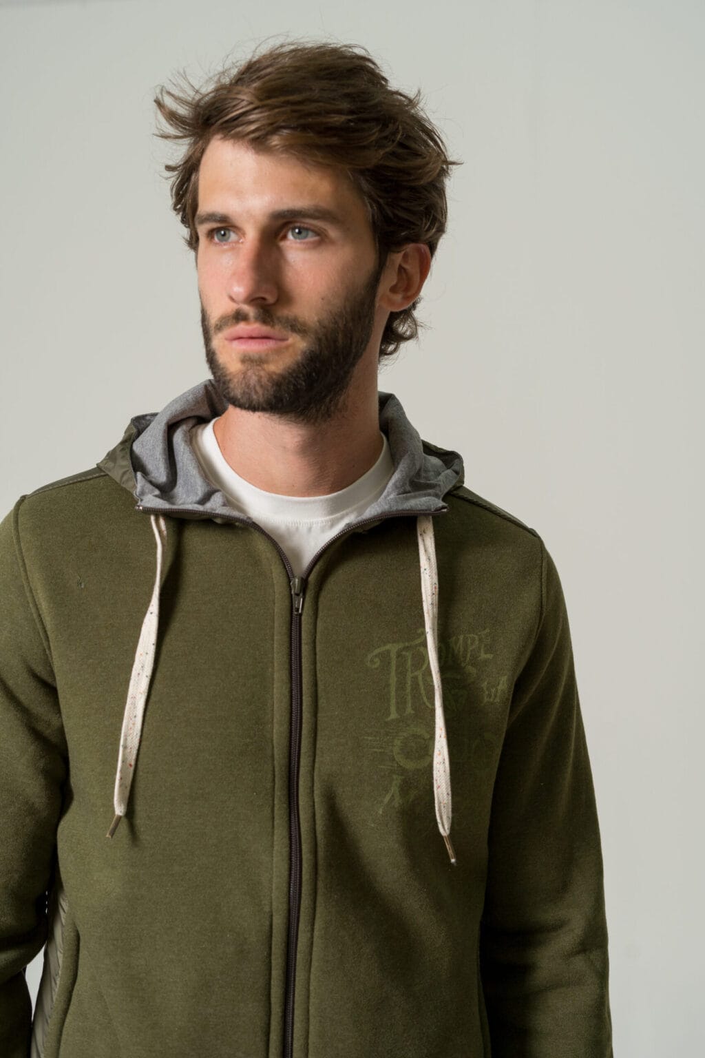CAMPERA CON CAPUCHA - Imagen 4