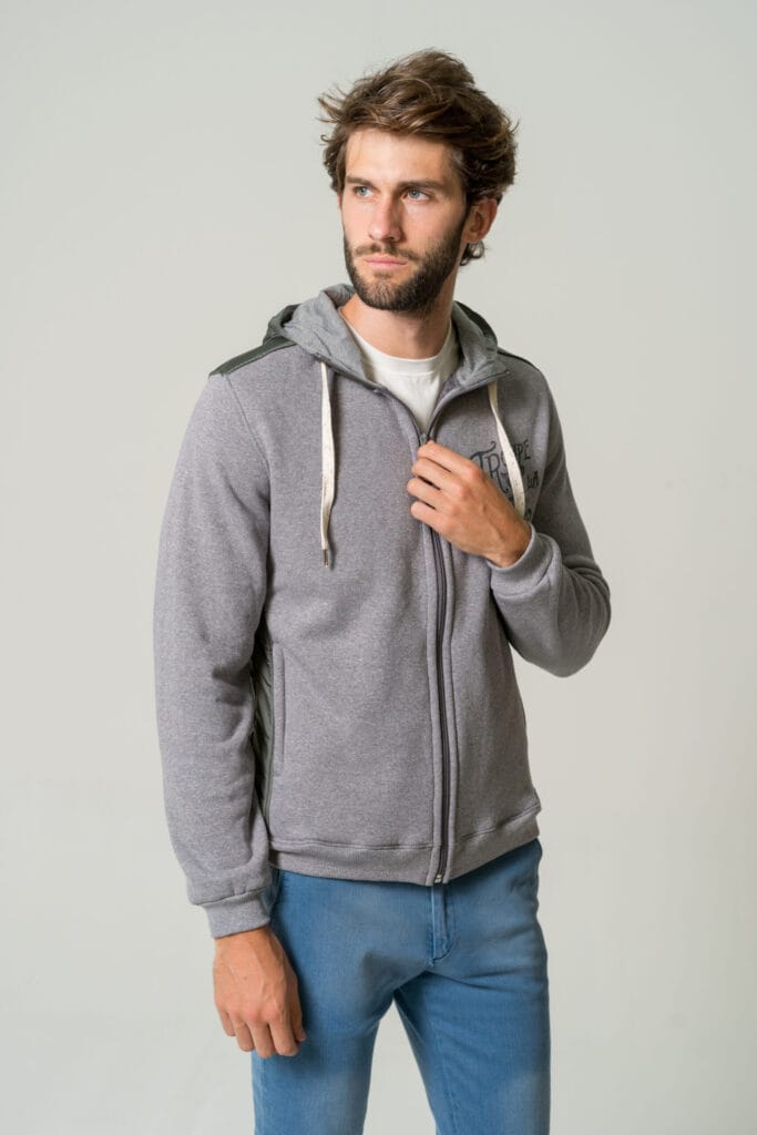 CAMPERA CON CAPUCHA