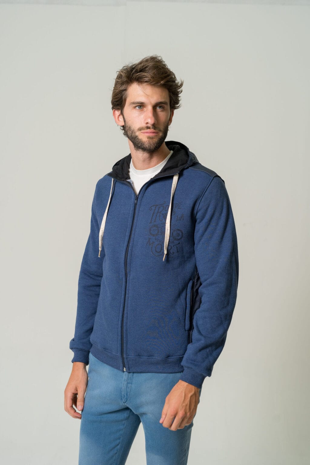 CAMPERA CON CAPUCHA - Imagen 3