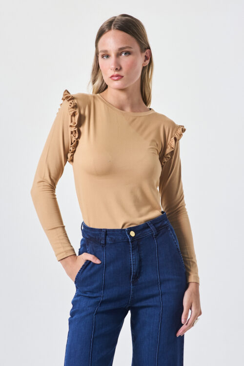 REMERA CON VOLADOS