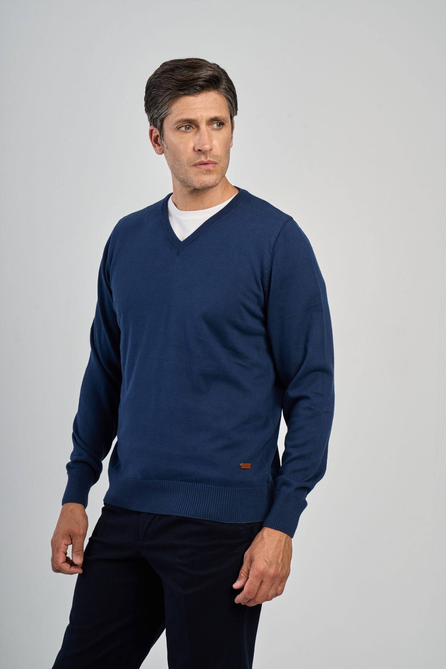 SWEATER ESCOTE V MENGUADO LISO - Imagen 2