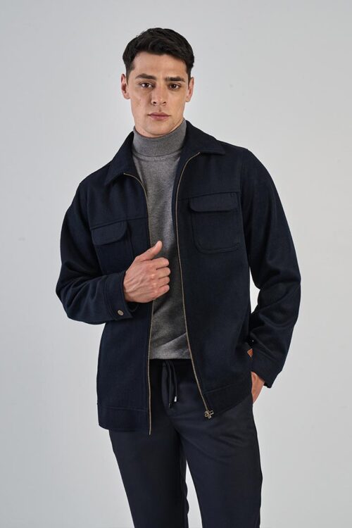 CAMPERA EN PAÑO CON BOLSILLOS PLAQUE