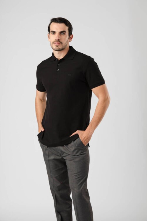 CHOMBA PIQUE LISO DETALLE ESTAMPADA