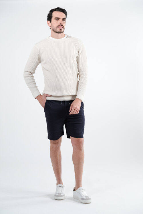 BERMUDA JOGGER CON BOLSILLOS PLAQUE