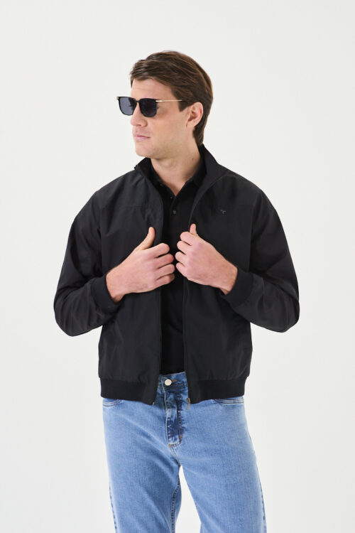 CAMPERA ROMPEVIENTO CON PUÑO Y RECORTE