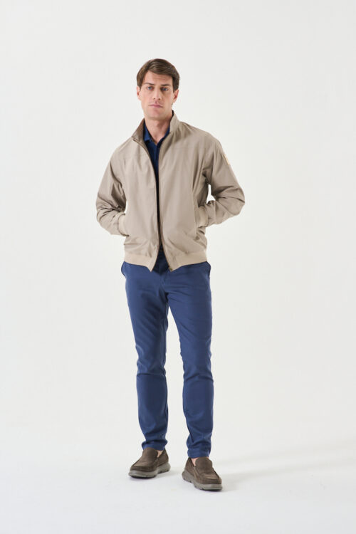 CAMPERA ROMPEVIENTO CON PUÑO Y RECORTE