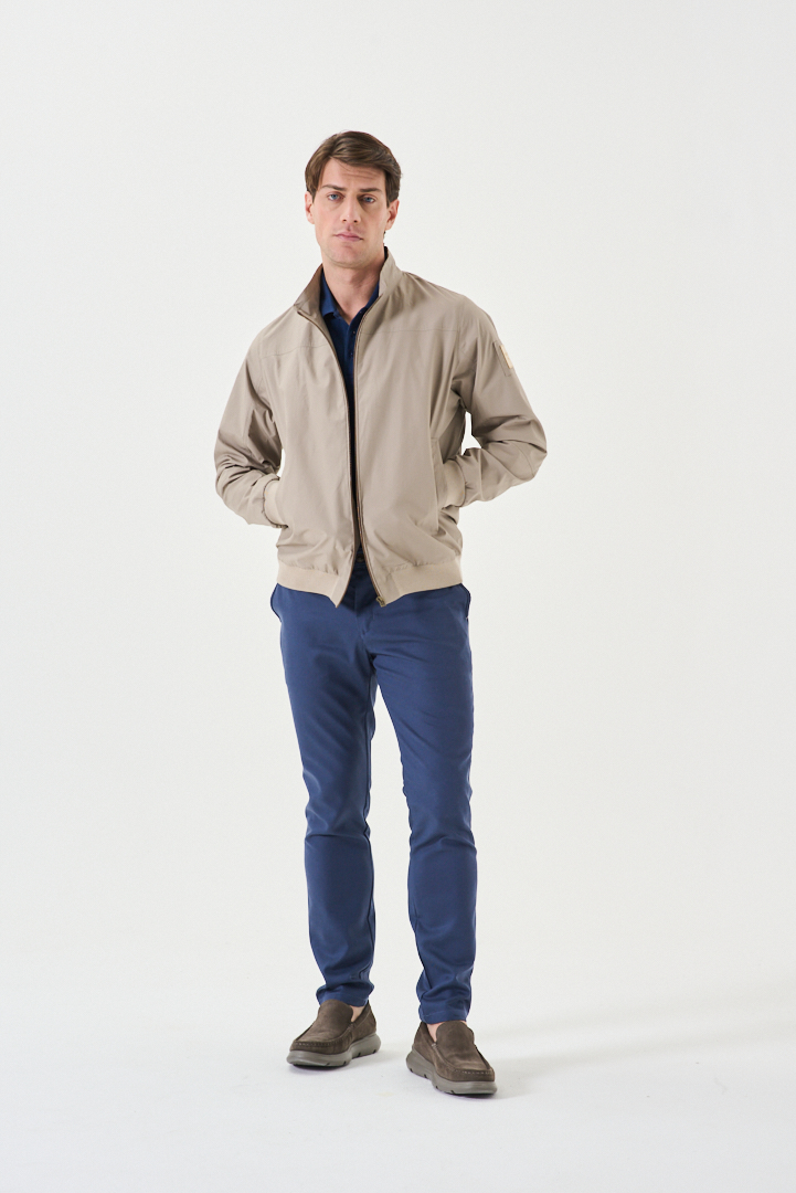 CAMPERA ROMPEVIENTO CON PUÑO Y RECORTE